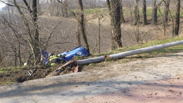 tyicetilet ofr skonil v Hruovanech nad Jeviovkou s VW Polo zaklnn mezi stromy (20. bezna 2015).