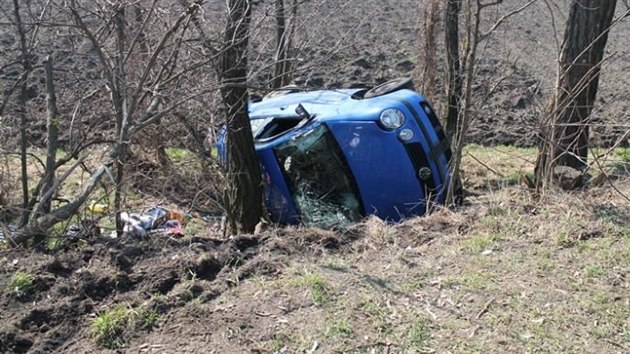 tyicetilet ofr skonil v Hruovanech nad Jeviovkou s VW Polo zaklnn mezi stromy (20. bezna 2015).