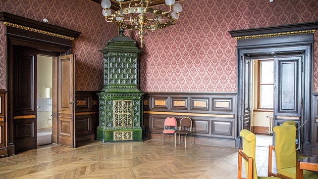 Salonek, kter�mu dominuj� kr�sn� kachlov� kamna. I �idle a stoly odsud musej� pry�.