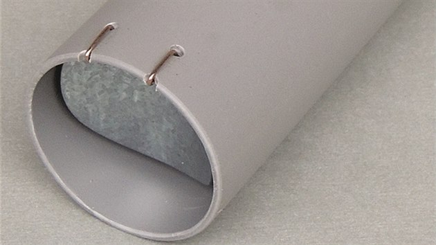 Trubkov� past je na konc�ch opat�ena plastovou z�padkou, kter� se vm��kne dovnit�. Dovnit� se tedy �k�dce dostane, ale ven ho z�padka u� nepust�. Cena 59 K� 
