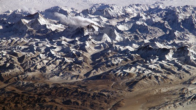 Tady nkde m t yetti... Pohled na Himlaje z paluby vesmrn stanice ISS. Poho je na nm ze severn strany, tedy zhruba z pohledu z tibetsk nhorn ploiny. Pmo uprosted snmku je Mount Everest.