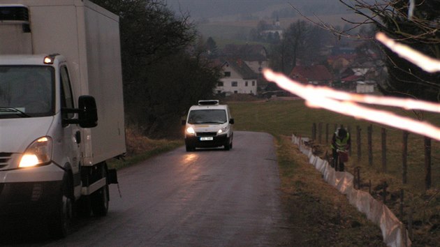 Sbr ivoich kolem silnice, kde jim hrozilo pejet od projdjcch aut.