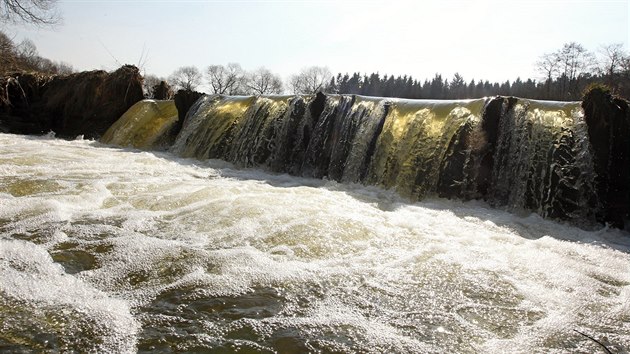 Historick most U Lutrina ve Vnici pat k nejstarm mostm v eskch zemch. Vydrel mnoho stalet, te ho ale ohrouj kameny a siln proud z protrenho splavu jen pr metr nad nm.