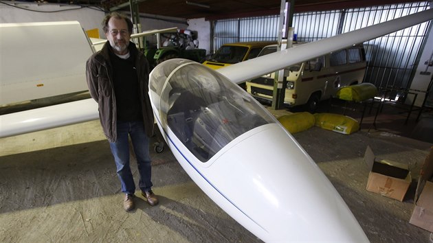 Člen aeroklubu v Montabauru Peter Ruecker stojí u kluzáku, na kterém létal Andreas Lubitz.