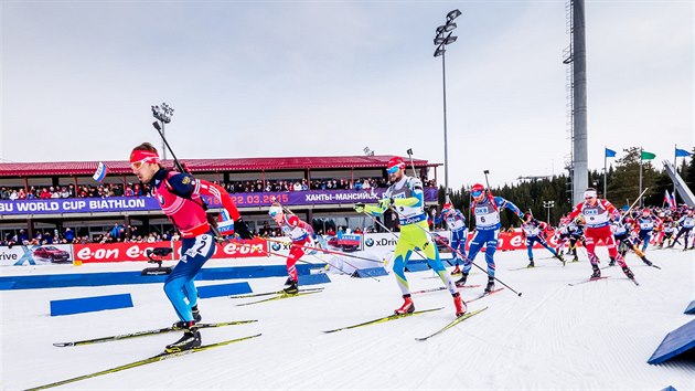 Michal lesingr (s slem 6) a Ondej Moravec (s slem 5) v zvod v hromadnm startem v Chanty Mansijsku.