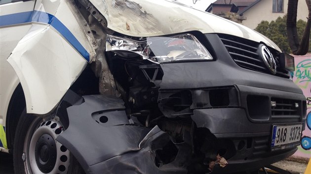 Strážníci při pronásledování auta havarovali v Adamově ulici. (22.3.2015)