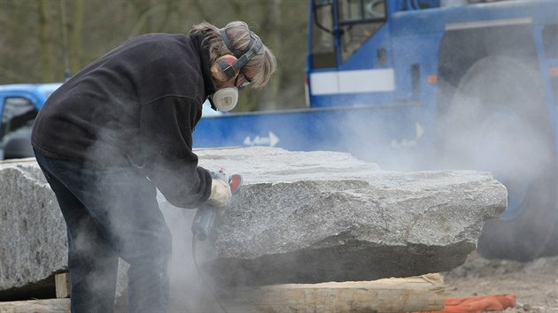 Do Lochotnskho parku v Plzni se vrtil Artuv stl, obelisk vytvoil socha Vclav Fiala.