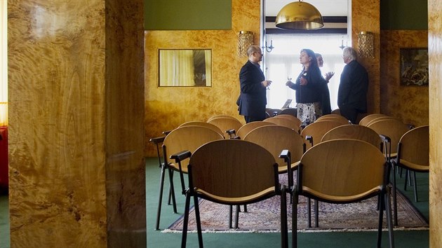 D�m v Husov� ulici 58 je za��zen� p�esn� tak, jak jej navrhl architekt Adolf Loos. Jsou tady p�vodn� p�edm�ty i n�bytek.