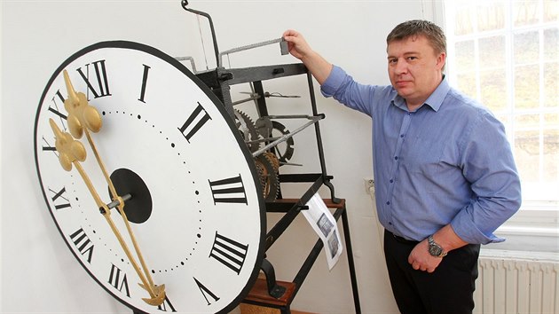 Aleš Labík, starosta Kyselky, ukazuje vzácný věžní hodinový stroj z první poloviny 15. století umístěný na radnici v Kyselce. I ten bude součástí muzea v Löschnerově pavilonu.