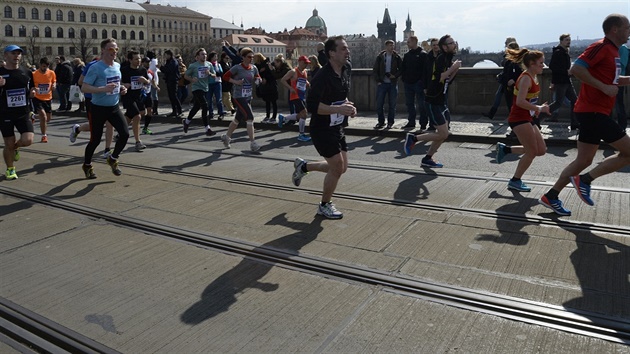 Sedmnáctý roník plmaratonu se bel 28. bezna ulicemi Prahy.