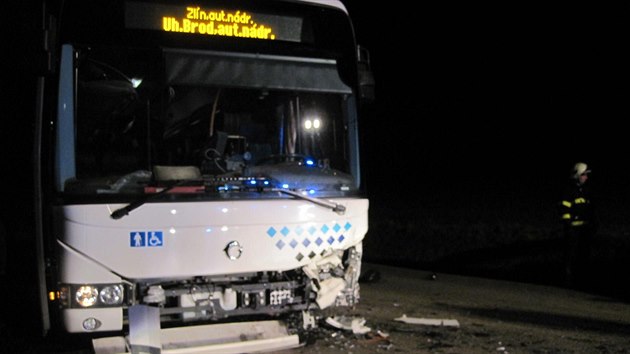 Řidič ani nikdo z lidí cestujících v autobuse se při nehodě nezranil.