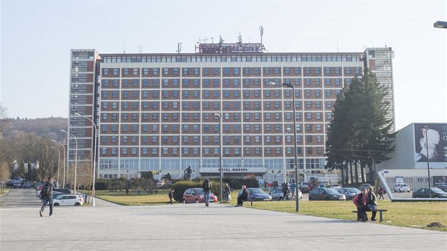Jedenáctipodlažní Hotel Moskva na náměstí Práce v centru Zlína se začal stavět podle studie Miroslava Lorence z roku 1931, dokončen byl podle návrhu Vladimíra Karfíka v roce 1933.