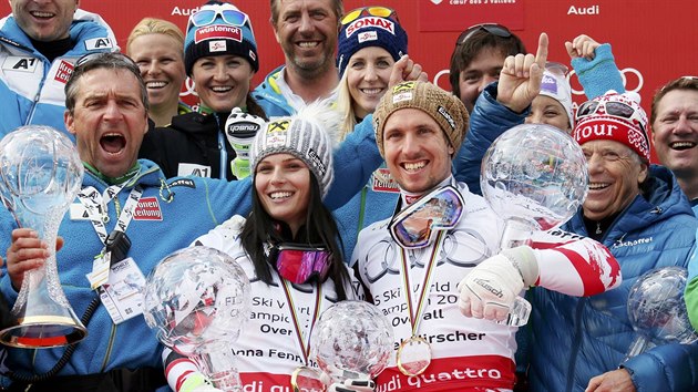 Anna Fenningerov a Marcel Hirscher pzuj s kilovmi glby se svmi kolegy z rakouskho tmu.