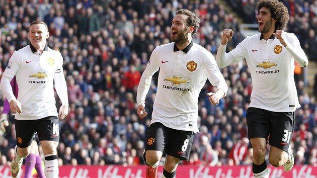 Juan Mata (uprosed) z Manchesteru United se raduje z jednoho ze svch gl v zpase s Liverpoolem.