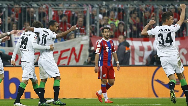 Fotbalist Borussie Mnchengladbach se raduj z glu v zpase s Bayernem Mnichov.