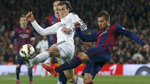 Barcelonsk Jordi Alba (vpravo) v souboji s  Garethem Balem z Realu Madrid.
