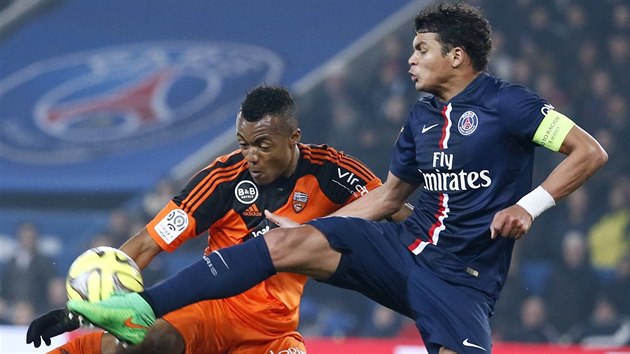 Thiago Silva (vpravo) z Paris St Germain v souboji s Laminem Konm z Lorientu.