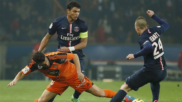 Yann Jouffre (oranov) z Lorientu se snaz prosadit pes Thiaga Silvu a Marka Verrattiho z Paris St. Germain.