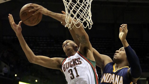 John Henson (vlevo) z Milwaukee uspl na doskoku v souboji s Lavoyem Allenem z Indiany.