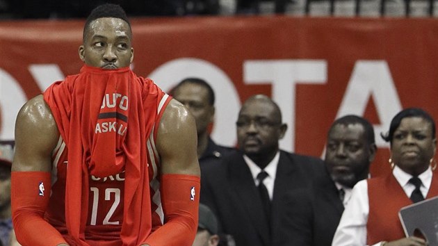 Dwight Howard z Houstonu ek na svj dal vstup do zpasu s Minnesotou.