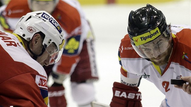 Jaroslav Bedn (vlevo) ze Slavie a Jan Knotek z Olomouce na buly.