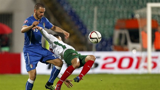 Souboj o m v podn bulharskho fotbalisty Ivelina Popova (vlevo) a Itala Leonarda Bonucciho.