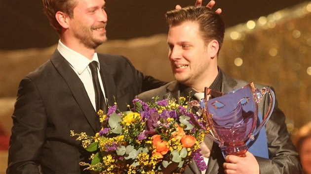 Tomáš Savka přebírá Thálii za nejlepší mužský výkon v muzikálu, který předvedl v Evitě (28. března 2015).