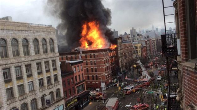 Na newyorskm Manhattanu zejm vybuchl plyn, po poru se ztily ti domy (27. bezna 2015).