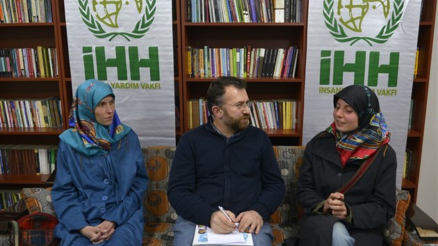 Antonie Chrsteck a Hana Humplov na snmku s pedstavitelem organizace IHH  Izzetem Sahnem (27. bezna 2015)
