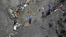 Francouz�tí záchraná�i pátrají po ob�tech nehody airbusu na jihu Francie (26....