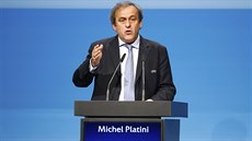 Michel Platini hovoí na kongresu ve Vídni.