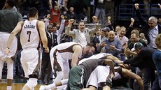 TO BYLA SLÁVA. Basketbalisté Milwaukee trojkou v závru zápasu porazili Miami a...