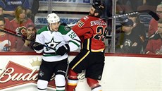 Colton Sceviour z Dallasu a Deryk Engelland z Calgary (vpravo).