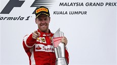 Sebastian Vettel s trofejí pro vítze závodu v Malajsii.