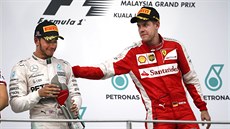TO NIC. Sebastian Vettel (vpravo) poplácává Lewise Hamiltona.