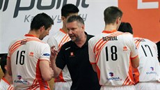 Trenér Petr Brom udluje pokyny hrám Karlovarska.