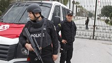 Tunití policisté ped muzeem Bardo (21. bezna 2015).