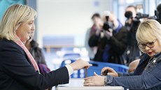 Marine Le Penová (vlevo) odvolila (22. bezna 2015).