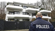 Policie hlídkuje ped domem v Düsseldorfu, kde il Andreas Lubitz (26. bezna...