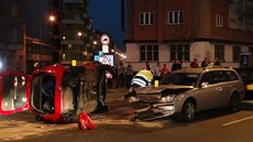 P�i nehod� na �eskomoravské se srazily dva fordy. Nikomu se na�t�stí nic...