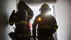Několik hasičských jednotek nacvičovalo v obchodním centru Černý Most evakuaci...