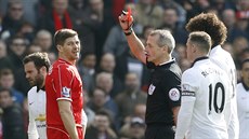RYCHLÝ KONEC. Steven Gerrard si utkání proti Manchesteru United píli neuil:...