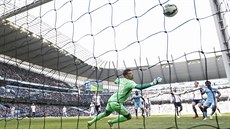 ZAVSIL. Wilfried Bony (vpravo) stílí svj první gól v dresu Manchesteru City.