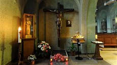 Urna s ostatky muedníka se nachází v kapli ádového kostela mariannhillských...