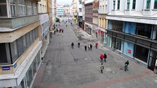 P�í zóna na ulici 28. �íjna mezi Masarykovým nám�stím a Smetanovým nám�stím...