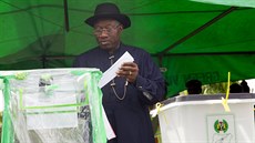 Nigerijský prezident Goodluck Jonathan volí. (28. bezna 2015)