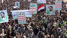 Pívrenci povstalc v Jemenu demonstrují ve mst Saada. Nápisy na...