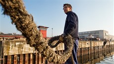 �ty�settunový tanker pluje z Týnce nad Labem do Chvaletic (21. b�ezna 2015).