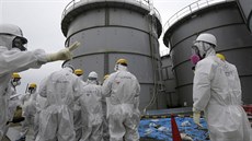 Návštěva novinářů ve fukušimském areálu, konkrétně u nádrží na zachycování...