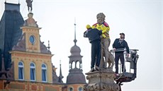 Fanouci Motoru eské Budjovice oblékli sochu Samsona do dresu.